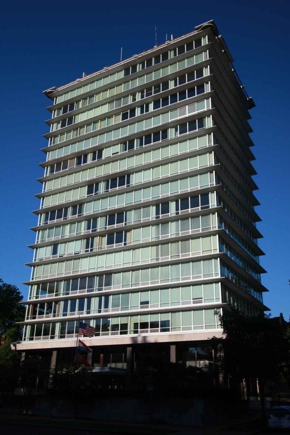 Winco’s 1450 Window Series was modified with custom extrusions to meet the historic sightline requirement of the original windows at 801 Skinker.