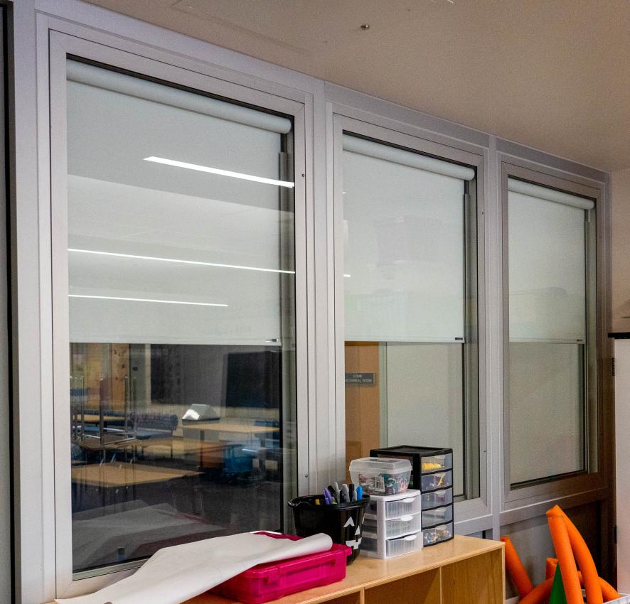 Students in the Washoe County School district in Reno, Nevada benefit from the abundant natural light conditions in multiple ways. The automated Transira shading system controls light and significantly improves occupant comfort. Pathogens in the space are reduced because the shade is encased in between glass.