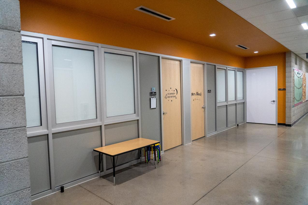 Students in the Washoe County School district in Reno, Nevada benefit from the abundant natural light conditions in multiple ways. The automated Transira shading system controls light and significantly improves occupant comfort. Pathogens in the space are reduced because the shade is encased in between glass.