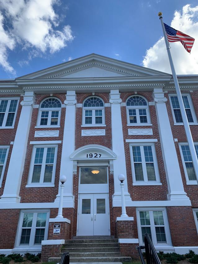 Davenport Elementary School uses Winco's 4410S single-hung, hurricane-resistant windows.