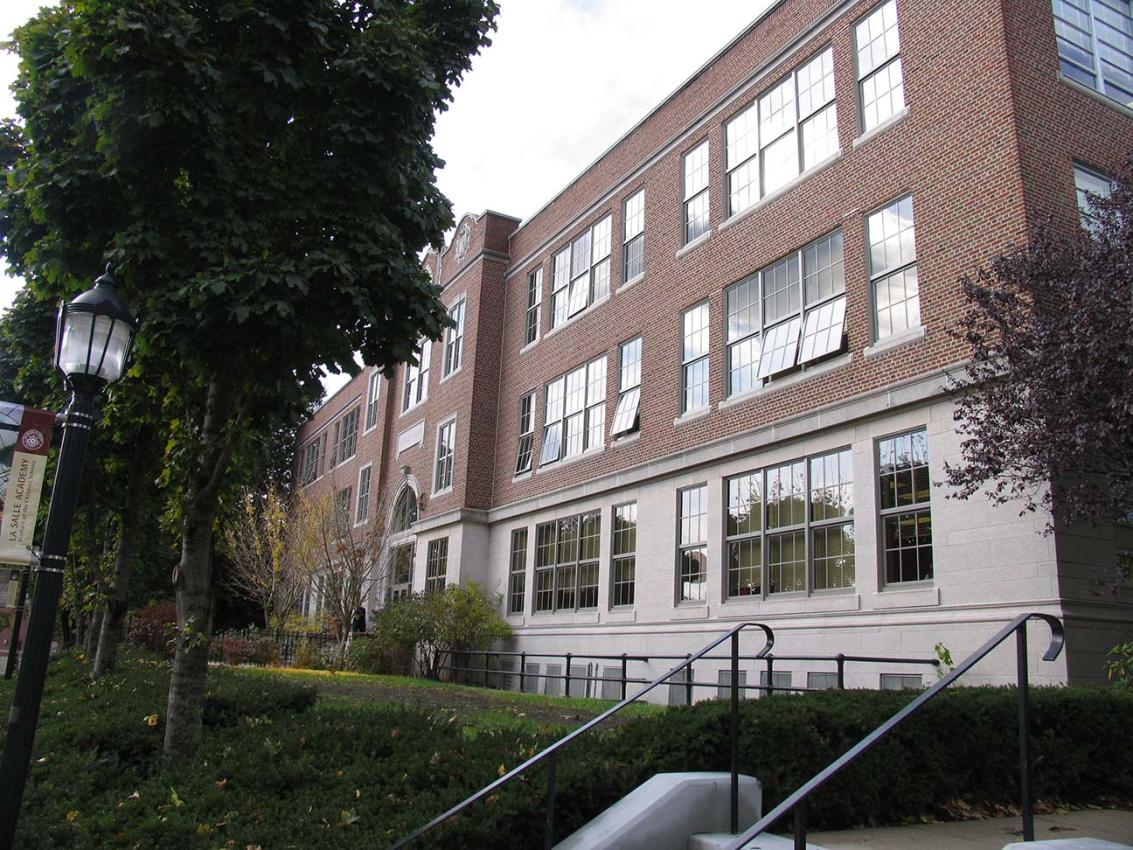 Winco arrived at the solution to replace the 1954 aluminum windows with Winco’s 1450 Series fixed-over-projected hung replica windows.