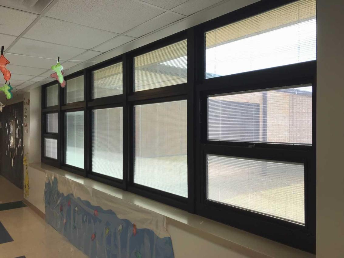 For classrooms and stairwells at Edna Rowe Elementary School, WINCO provided its 1450 series triple glazed windows side by side with 4410 series single hung dual glazed windows.