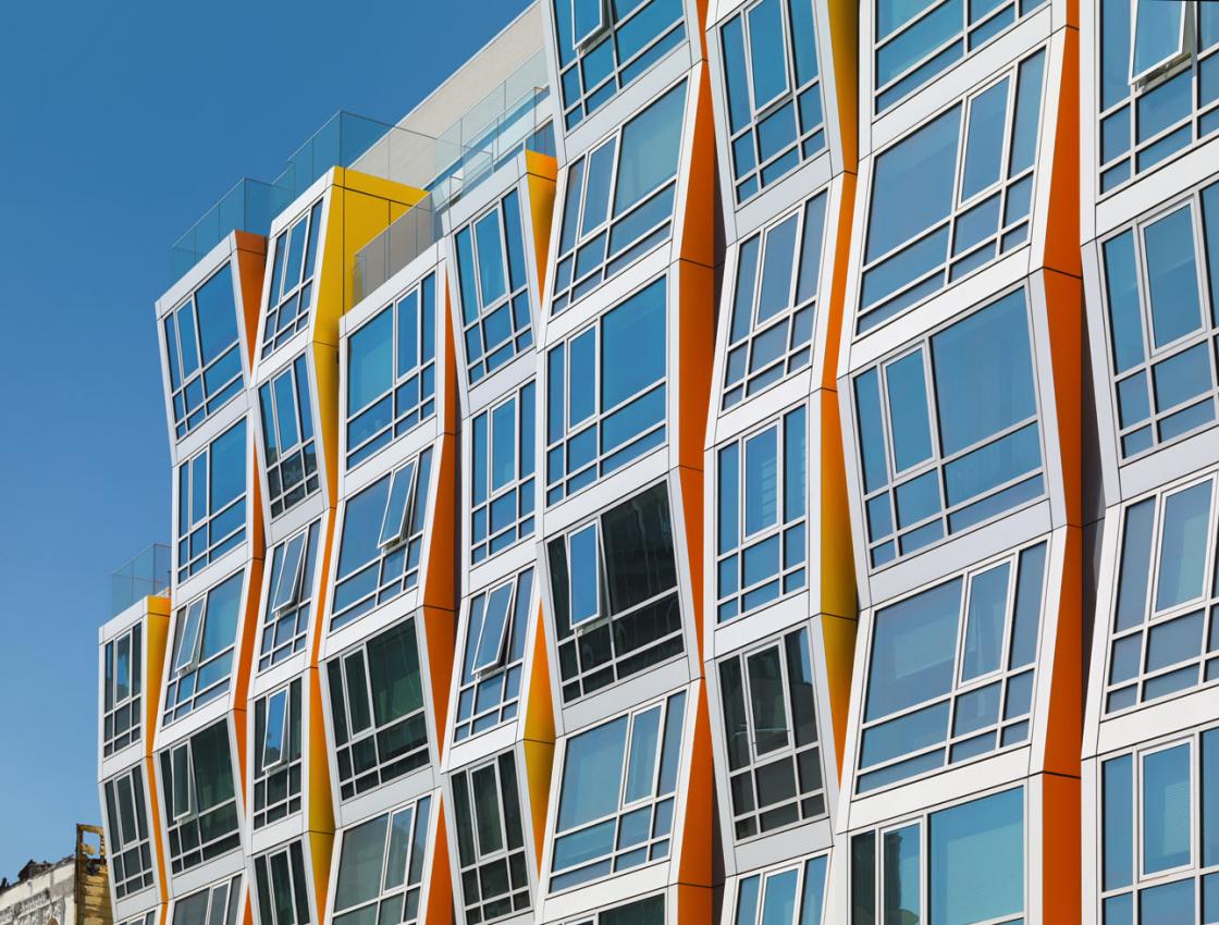 Winco Windows’ 1450 Series 4-inch unitized window wall accommodates Vida’s large window openings with deep wall cavities. In addition, its 3325 Series 3.25-inch zero sightline vents provide natural ventilation and clean sightlines.