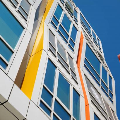 Winco Windows’ 1450 Series 4-inch unitized window wall accommodates Vida’s large window openings with deep wall cavities. In addition, its 3325 Series 3.25-inch zero sightline vents provide natural ventilation and clean sightlines.